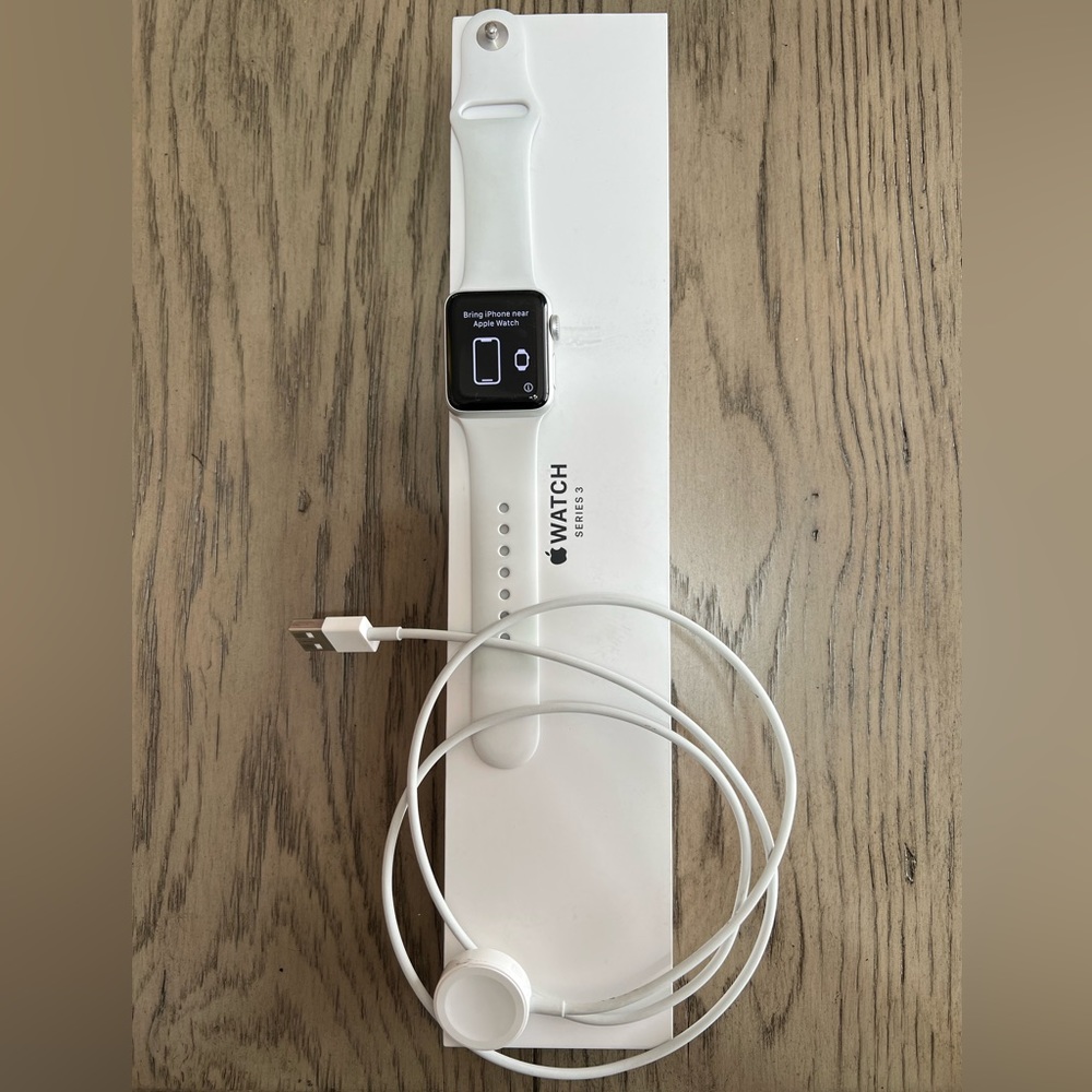 Apple Watch Series 3. White band